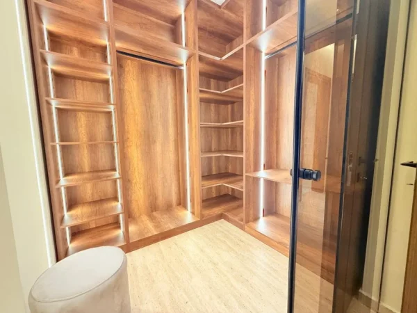 Tirane, jepet me qera apartament 3+1+Ballkon , 200 m² 2.700 € (Teg – Secret Garden)