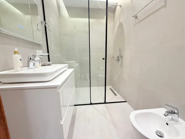 Tirane, jepet me qera apartament 3+1+Ballkon , 200 m² 2.700 € (Teg – Secret Garden)