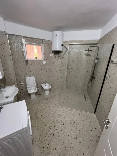 Tirane, jepet me qera apartament 2+1 Kati 2, 120 m² 1000 € (Rruga Vaso Pasha)