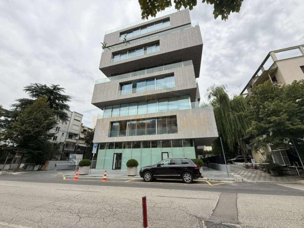 Tirane, jepet me qera ambjent biznesi Kati 1, 216 m² 6.000 € 