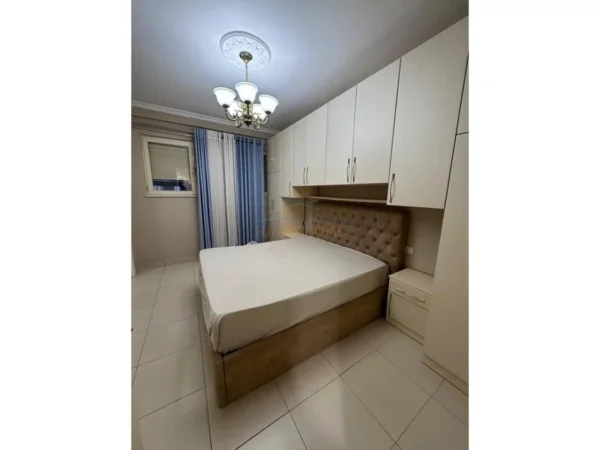 Tirane, jepet me qera apartament 2+1+Ballkon Kati 2, 96 m² 450 € (FRESKU)