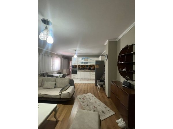 Tirane, jepet me qera apartament 2+1 , 700 € (Rruga Eshref Frasheri, Don Bosko,)