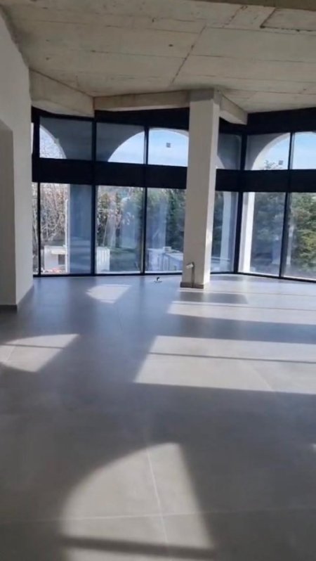 Tirane, jepet me qera Kati 1, 177 m² 2.150 € (ISH FUSHA E AVIACIONIT)