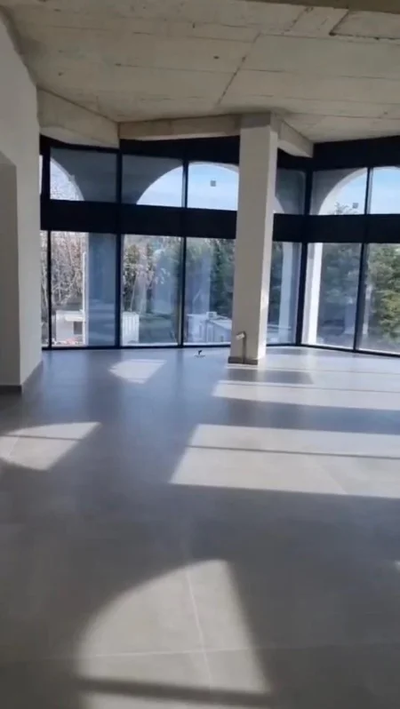 Tirane, jepet me qera Kati 1, 177 m² 2.150 € (ISH FUSHA E AVIACIONIT)