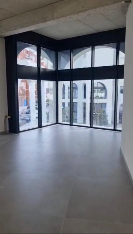 Tirane, jepet me qera Kati 1, 177 m² 2.150 € (ISH FUSHA E AVIACIONIT)