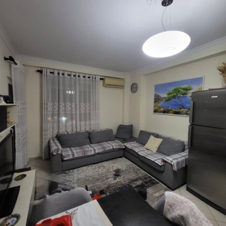 Tirane, jepet me qera apartament 1+1 , 65 m² 450 € (Pallatet Çabej, Yzberisht)