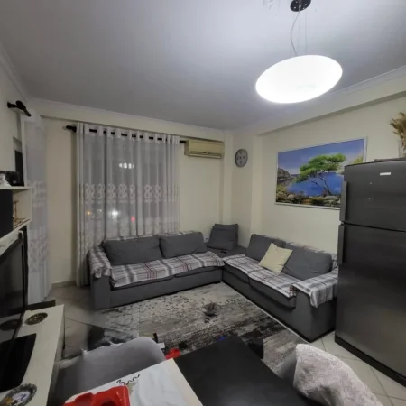 Tirane, jepet me qera apartament 1+1 , 65 m² 450 € (Pallatet Çabej, Yzberisht)