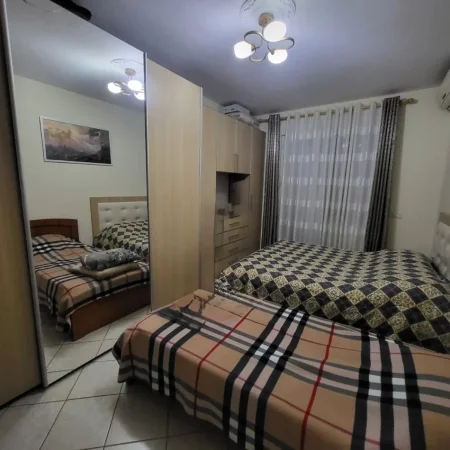 Tirane, jepet me qera apartament 1+1 , 65 m² 450 € (Pallatet Çabej, Yzberisht)
