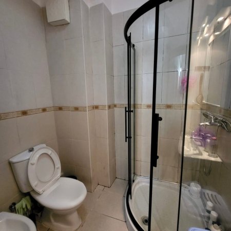 Tirane, jepet me qera apartament 1+1 , 65 m² 450 € (Pallatet Çabej, Yzberisht)