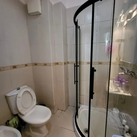 Tirane, jepet me qera apartament 1+1 , 65 m² 450 € (Pallatet Çabej, Yzberisht)
