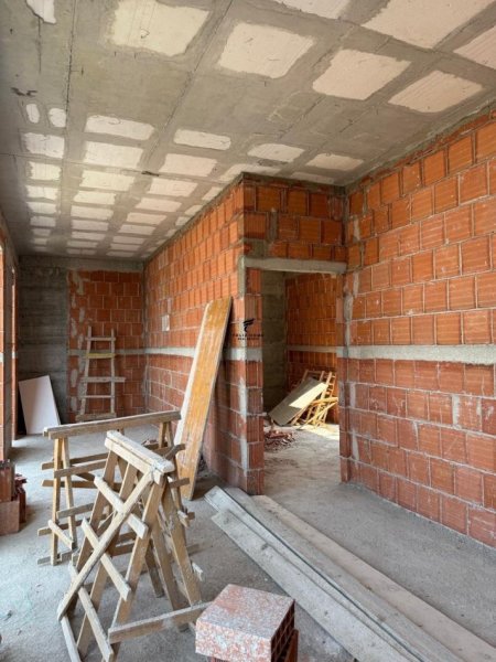 Tirane, shitet apartament 1+1 Kati 3, 70 m² 120.000 € (ISH FUSHA E AVIACIONIT)