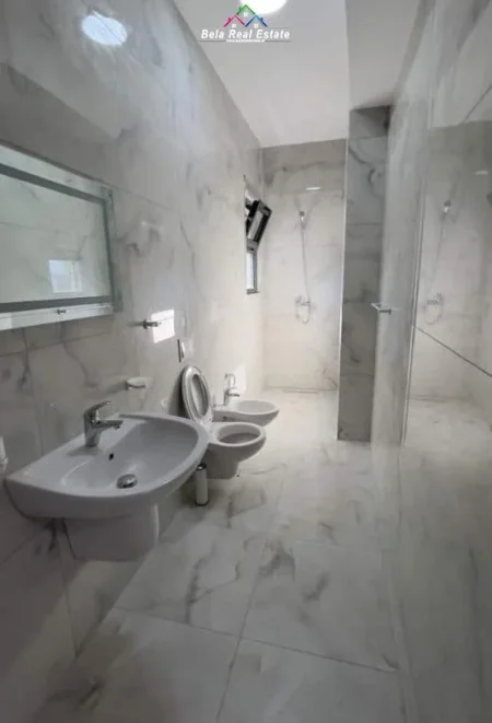 Tirane, jepet me qera apartament 2+1 Kati 8, 77 m² 570 € (Rruga Kristo Pano)