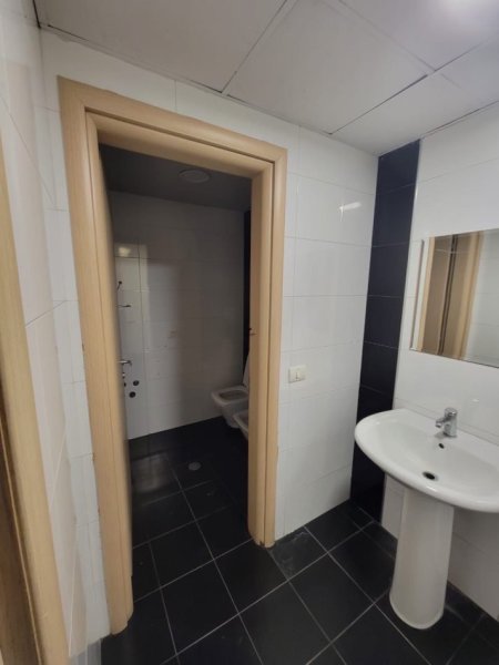 jepet me qera zyre Kati 5, 210 m² 3.200 € (BLLOK)