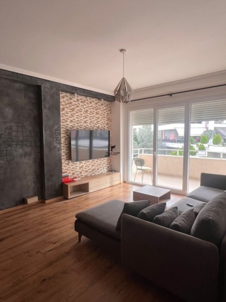 Tirane, jepet me qera apartament 2+1 Kati 4, 90 m² 800 € (KOPSHTI BOTANIK)