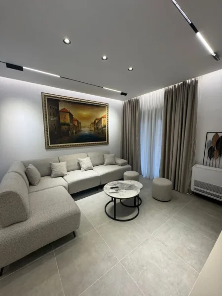 Tirane, jepet me qera apartament 1+1 Kati 3, 64 m² 600 € (kompleksi oassis)