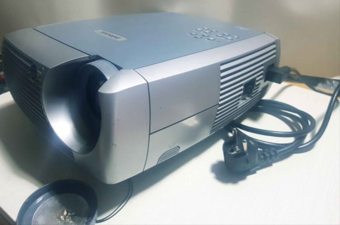 Lushnje, shes Projektorin INFOCUS, 35 mij lek te vjetra.