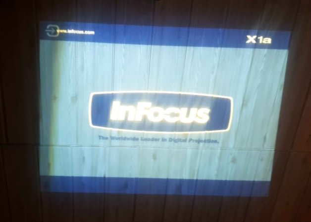 Lushnje, shes Projektorin INFOCUS, 35 mij lek te vjetra.