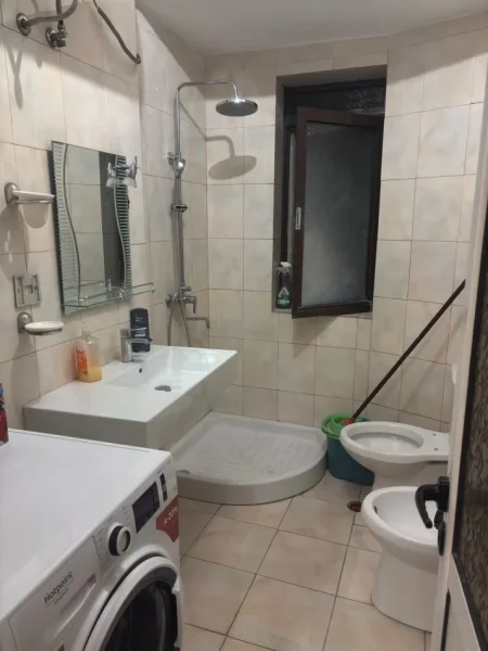 Tirane, jepet me qera apartament 1+1+Ballkon Kati 3, 65 m² 450 € (Farmacia 10)