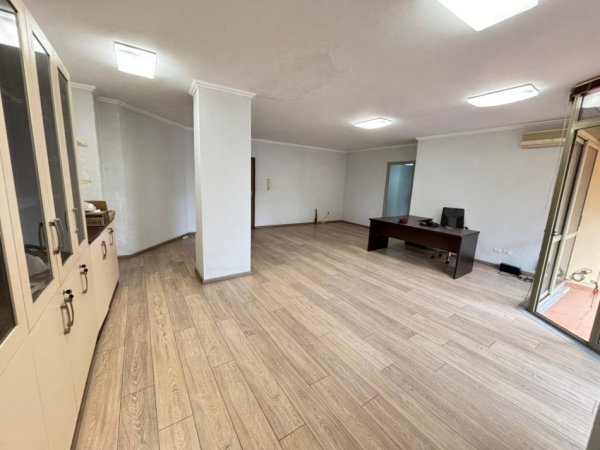 Tirane, shitet apartament 2+1+Ballkon Kati 2, 103 m² 258.000 € (21 Dhjetori, afer hotel Mondial)