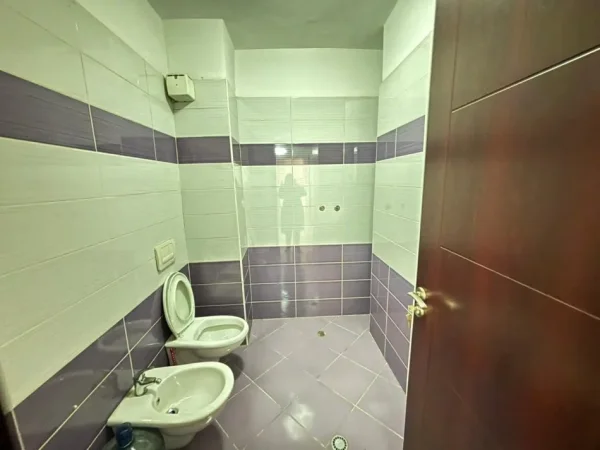 Tirane, shitet apartament 2+1+Ballkon Kati 2, 103 m² 258.000 € (21 Dhjetori, afer hotel Mondial)