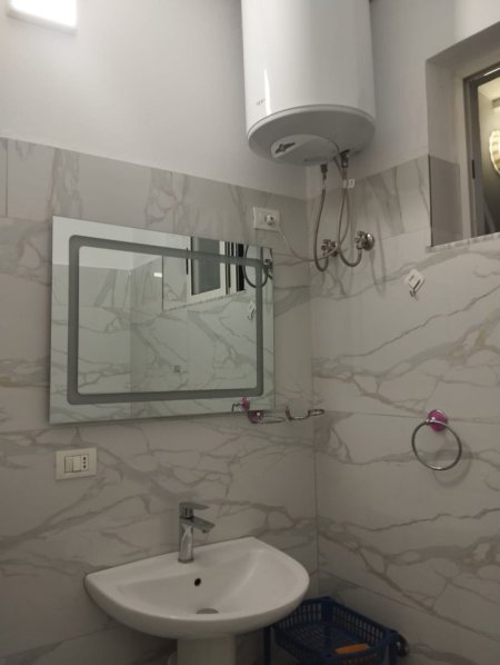 Tirane, jepet me qera garsonier Kati 1, 30 m² 320 € (Laprake)