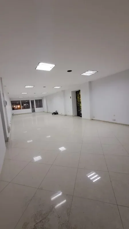 Tirane, jepet me qera dyqan Kati 1, 160 m² 2.000 € (Astir)