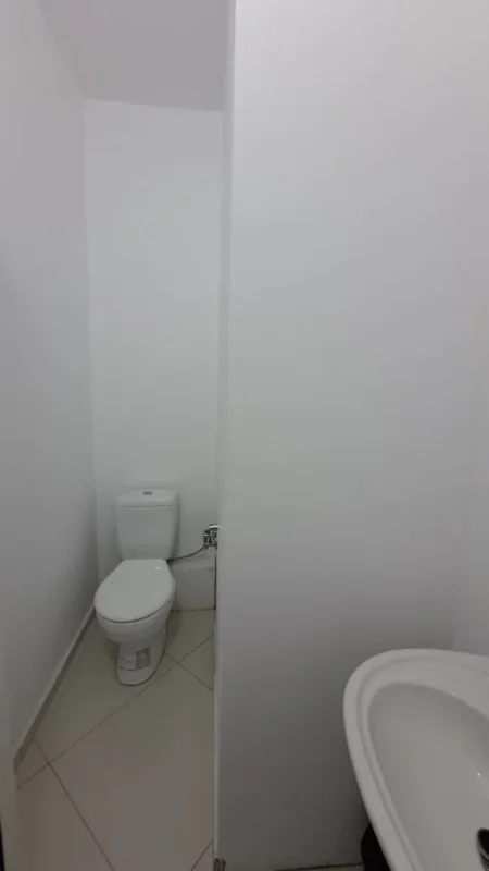 Tirane, jepet me qera dyqan Kati 1, 160 m² 2.000 € (Astir)