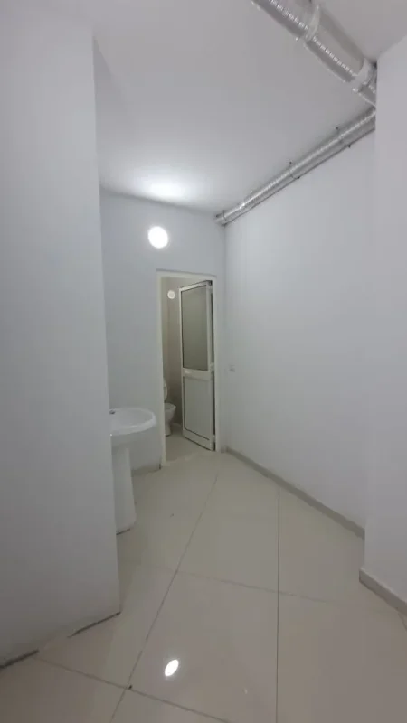 Tirane, jepet me qera dyqan Kati 1, 160 m² 2.000 € (Astir)