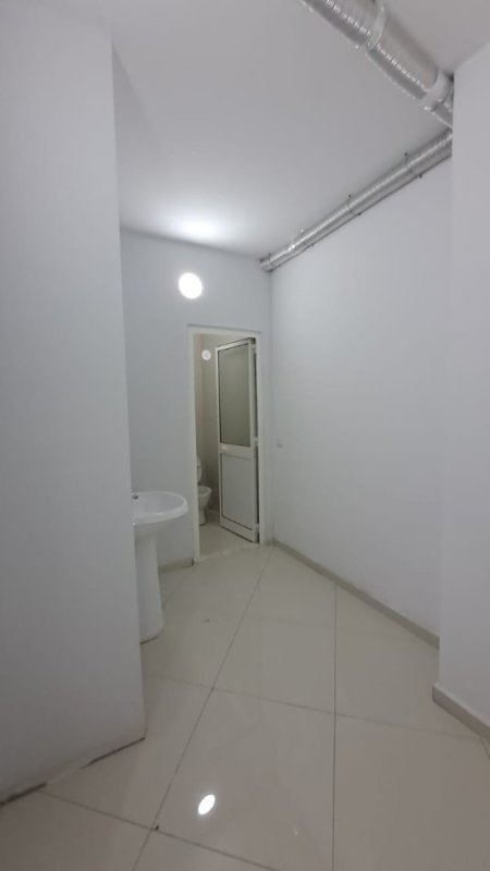 Tirane, jepet me qera dyqan Kati 1, 160 m² 2.000 € (Astir)