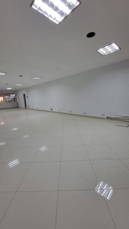 Tirane, jepet me qera dyqan Kati 1, 160 m² 2.000 € (Astir)