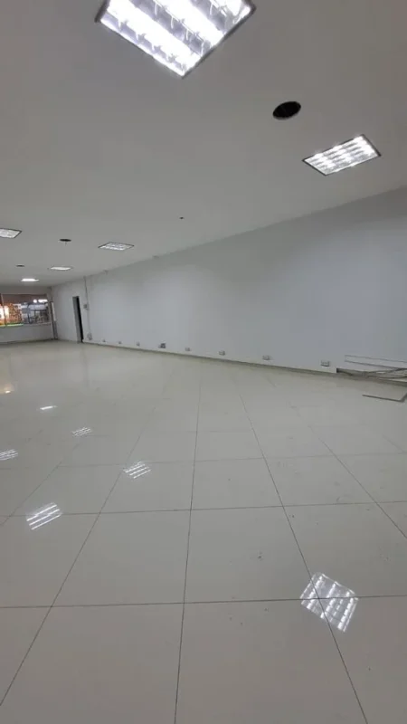 Tirane, jepet me qera dyqan Kati 1, 160 m² 2.000 € (Astir)