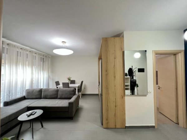 Tirane, jepet me qera apartament 1+1+Ballkon Kati 3, 60 m² 650 € (Barrikada)