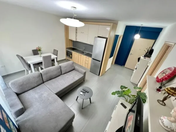 Tirane, jepet me qera apartament 1+1+Ballkon Kati 3, 60 m² 650 € (Barrikada)