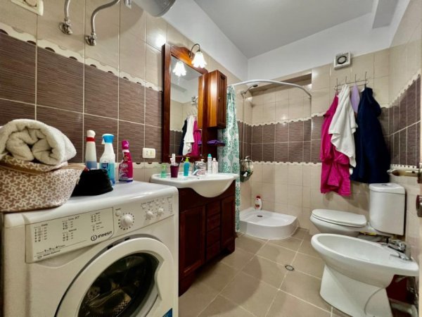 Tirane, jepet me qera apartament 1+1+Ballkon Kati 3, 60 m² 650 € (Barrikada)