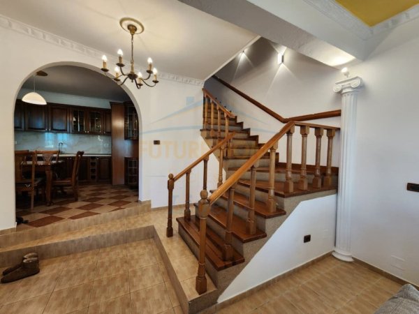 Tirane, jepet me qera Vile 4+1+Aneks+Ballkon Kati 0, 238 m² 600 € (misto mame)