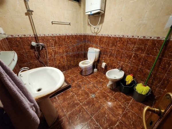 Tirane, jepet me qera Vile 4+1+Aneks+Ballkon Kati 0, 238 m² 600 € (misto mame)