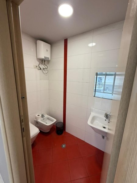 Tirane, jepet me qera zyre Kati 5, 210 m² 3.150 € (Blloku)