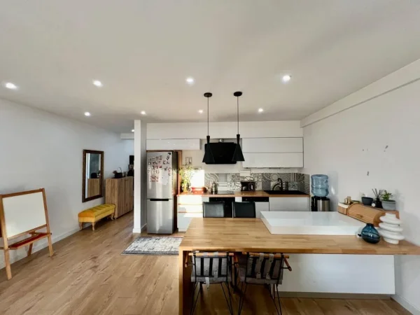 Tirane, jepet me qera apartament 1+1+Ballkon Kati 3, 140 m² 1.100 € (Kodra e Diellit)