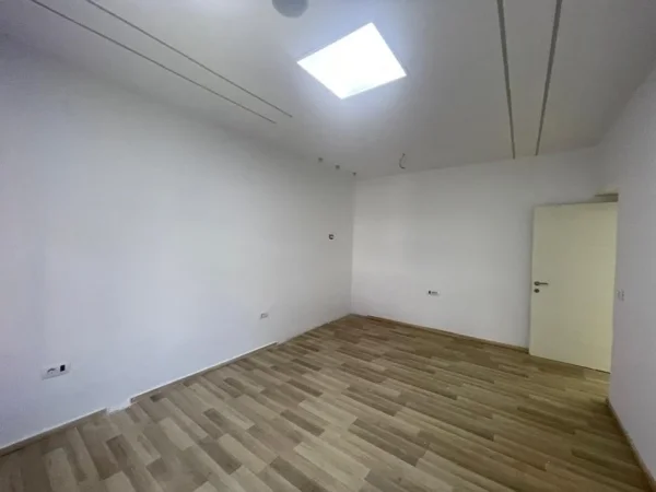 Tirane, jepet me qera zyre , 70 m² 600 € (Blloku)