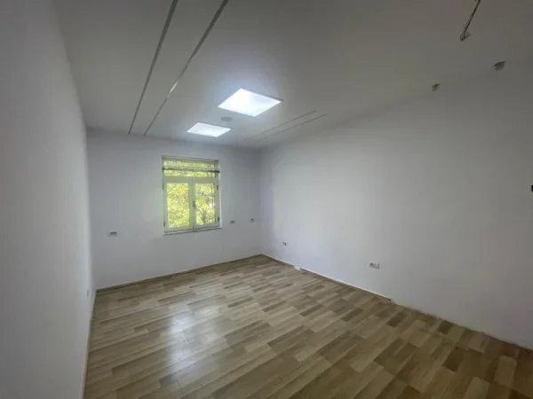 Tirane, jepet me qera zyre , 70 m² 600 € (Blloku)