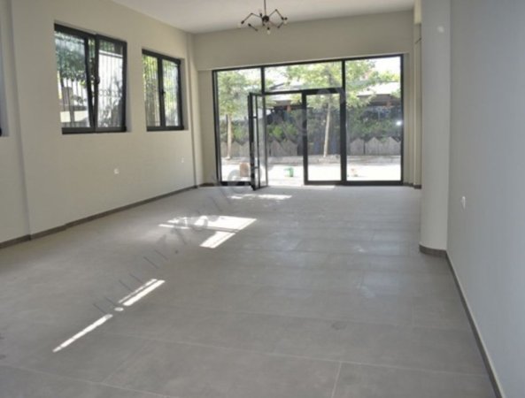 Tirane, jepet me qera dyqan Kati 0, 70 m² 500 € (Pallatet Cabej)
