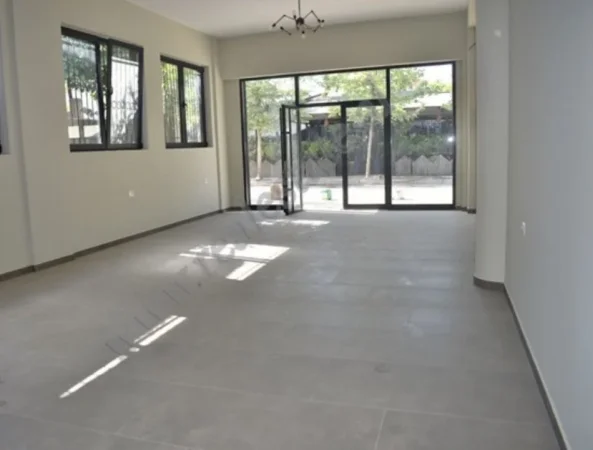 Tirane, jepet me qera dyqan Kati 0, 70 m² 500 € (Pallatet Cabej)