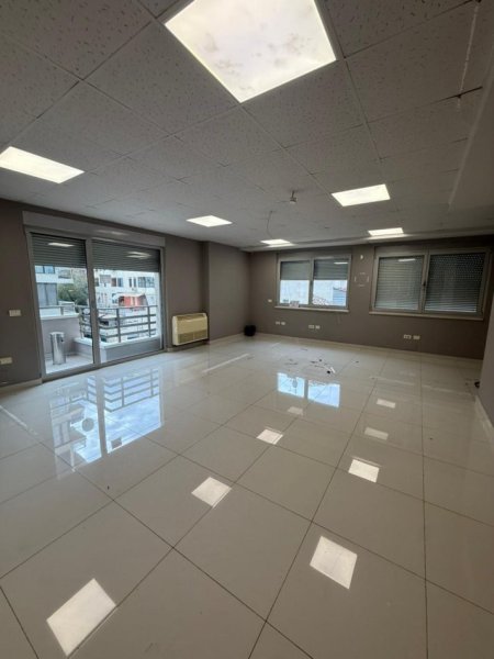 Tirane, jepet me qera zyre Kati 5, 210 m² 3.150 € (Libri Universitar)