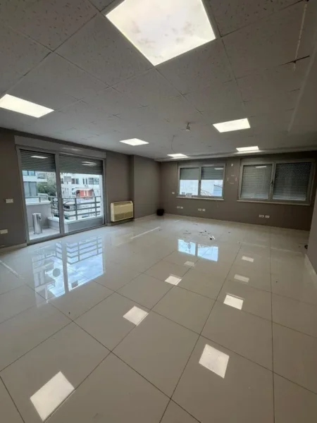 Tirane, jepet me qera zyre Kati 5, 210 m² 3.150 € (Libri Universitar)