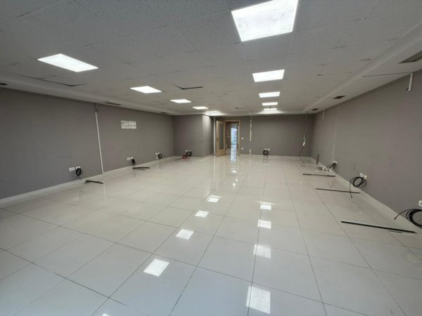 Tirane, jepet me qera zyre Kati 5, 210 m² 3.150 € (Libri Universitar)