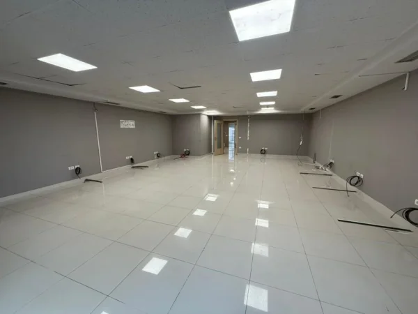 Tirane, jepet me qera zyre Kati 5, 210 m² 3.150 € (Libri Universitar)