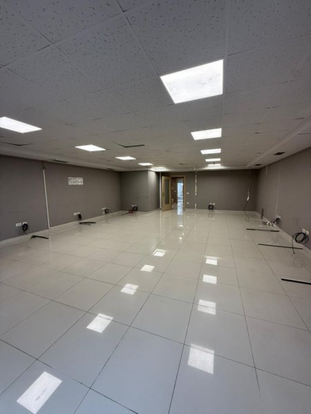 Tirane, jepet me qera zyre Kati 5, 210 m² 3.150 € (Libri Universitar)