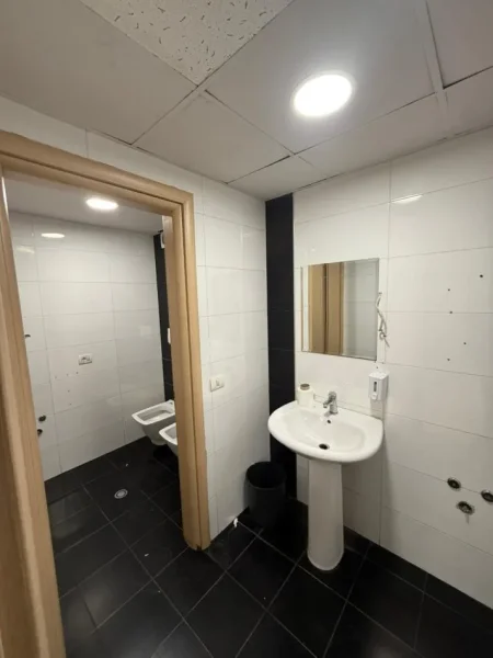 Tirane, jepet me qera zyre Kati 5, 210 m² 3.150 € (Libri Universitar)