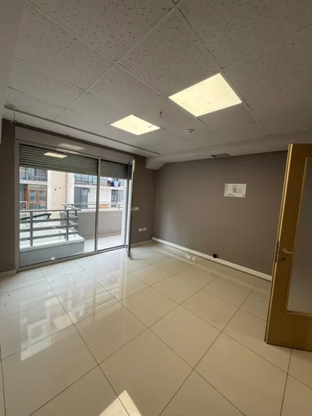 Tirane, jepet me qera zyre Kati 5, 210 m² 3.150 € (Libri Universitar)