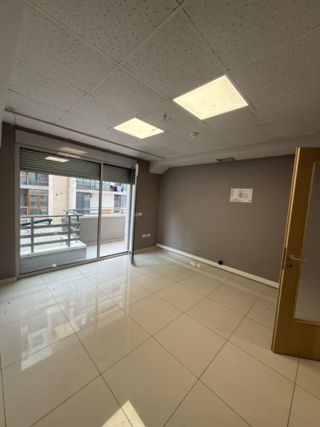 Tirane, jepet me qera zyre Kati 5, 210 m² 3.150 € (Libri Universitar)